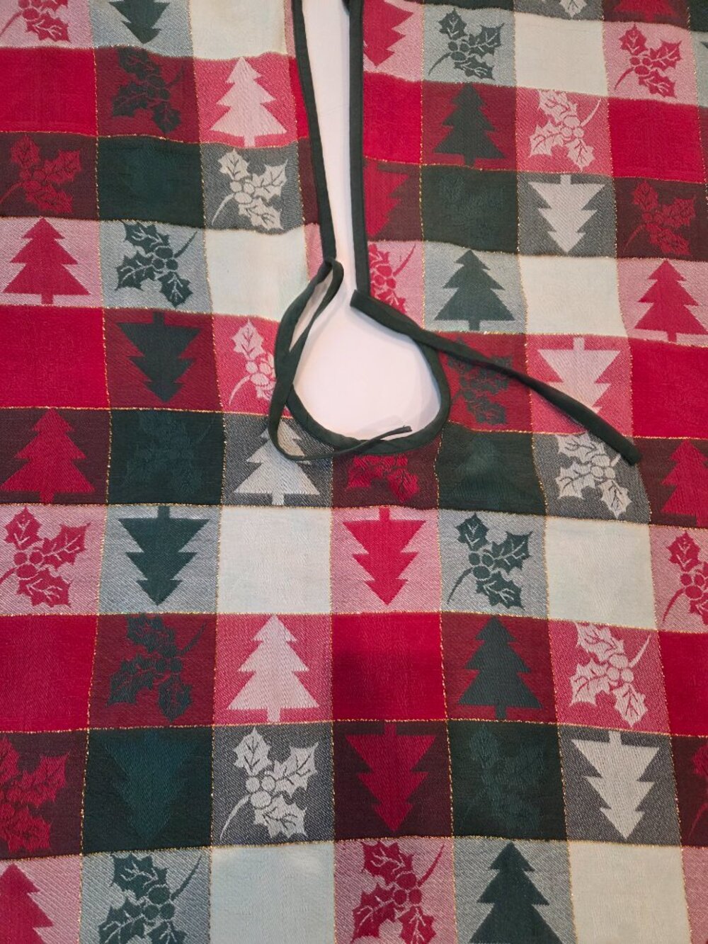 Vintage Christmas Tree Skirt - Picture 2 of 9